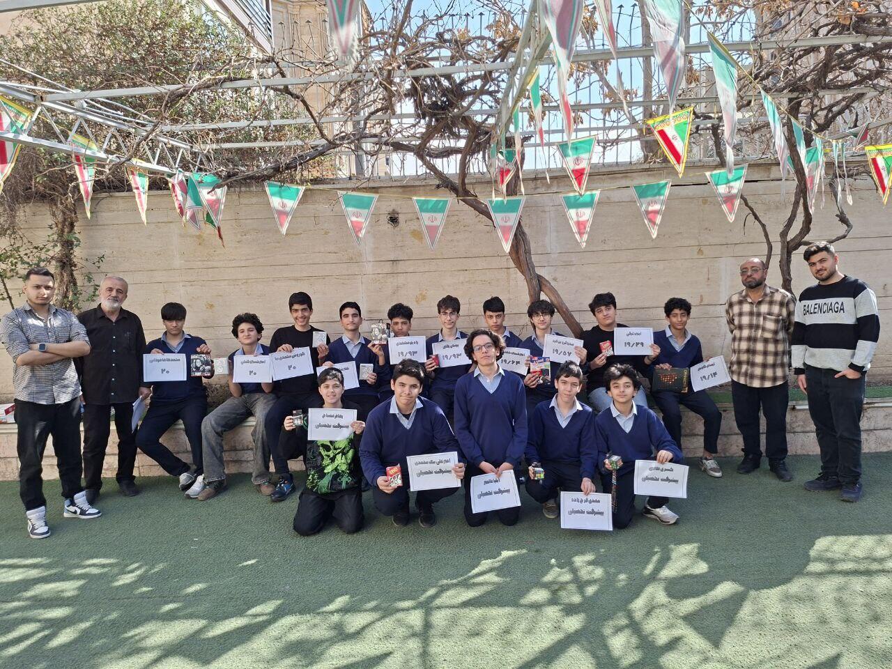 مراسم تجلیل تحصیلی در سالن دبیرستان پژوهان
