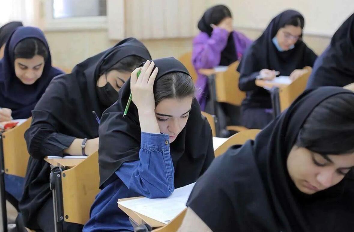دانش&zwnj;آموزان در جلسه کنکور سراسری 1405